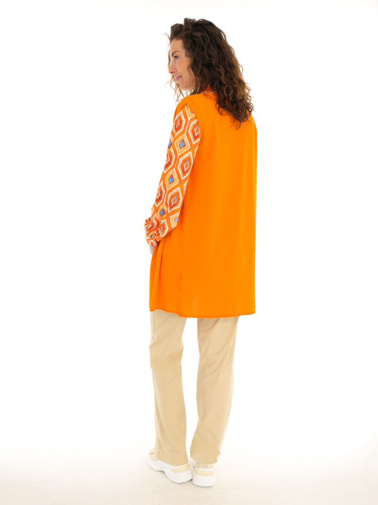 mouwloze-lange-vest-van-savinni-in-egaal-oranje-gekleurd
