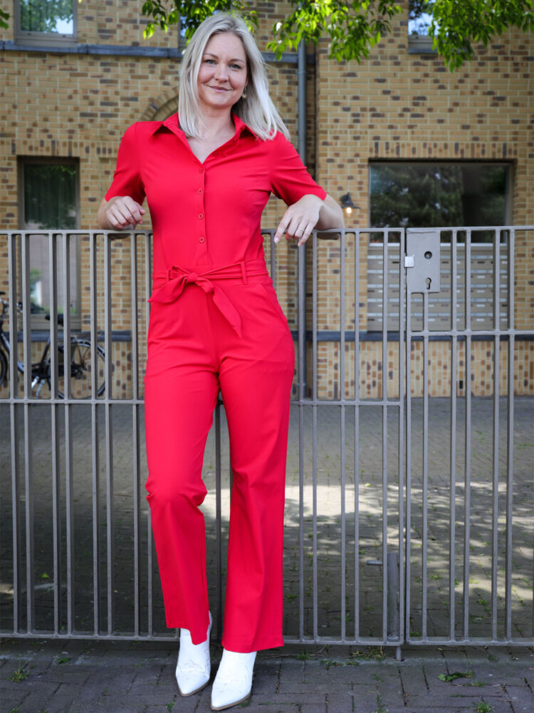 summer-red-jumpsuit-van-mi-piace-travelstof-met-tailleband