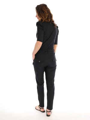 triple-nine-jumpsuit-van-travelstof-in-egaal-zwart-met-tailleband-en-pofmouwen
