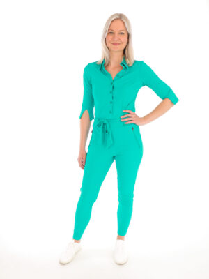 turquoise-travelstof-jumpsuit-met-ritszakken-van-mi-piace