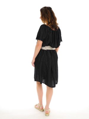 zwart-gekleurde-jurk-met-korte-mouwen-gerafeld-en-open-hals