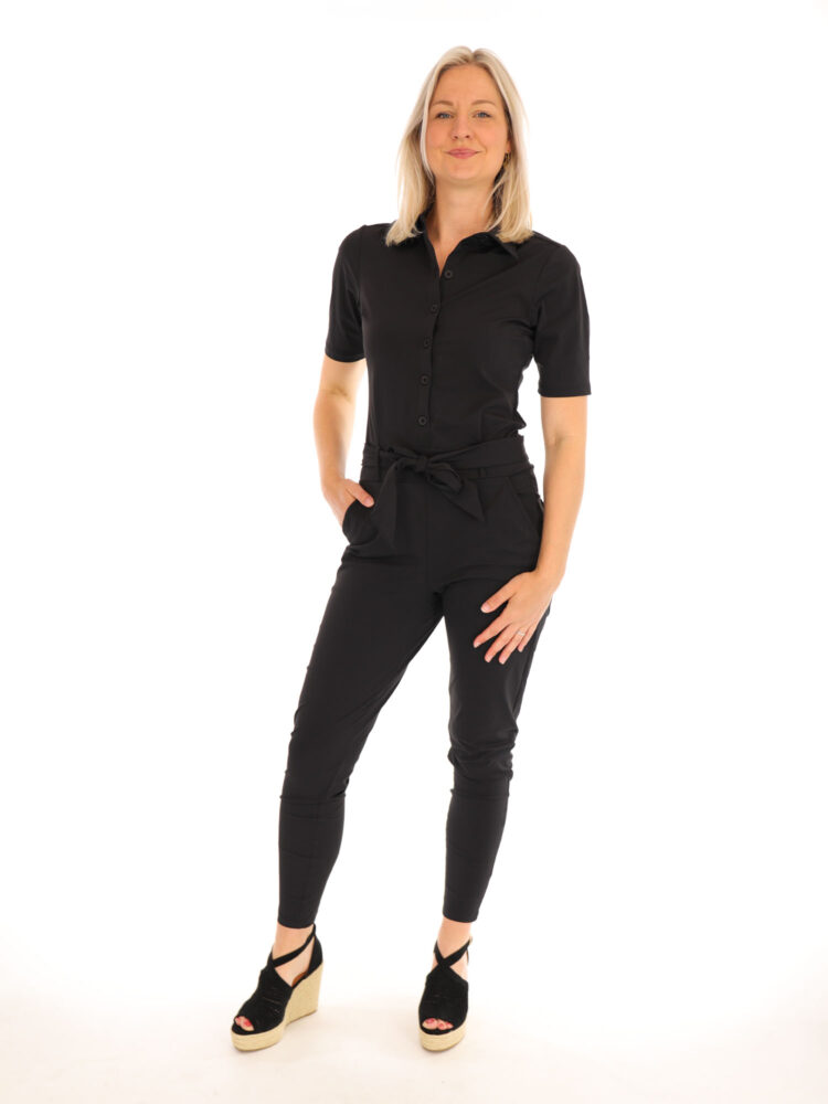 zwarte-travelstof-jumpsuit-regular-met-tailleband-van-mi-piace