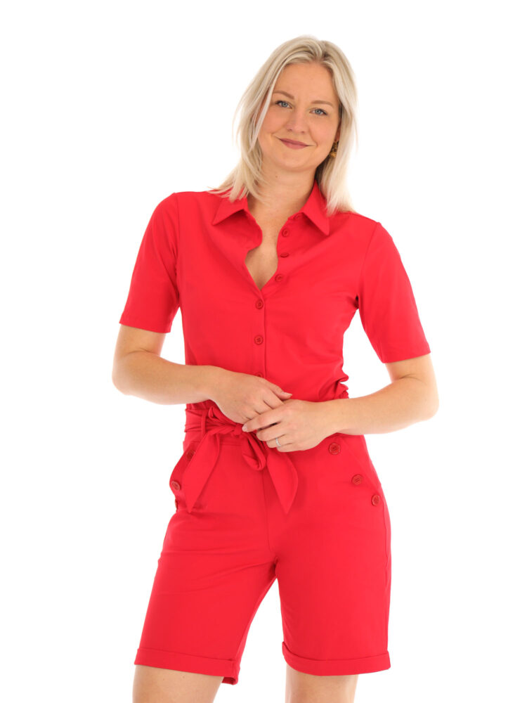 korte-travel-jumpsuit-van-mi-piace-in-zomer-rood-met-tailleband