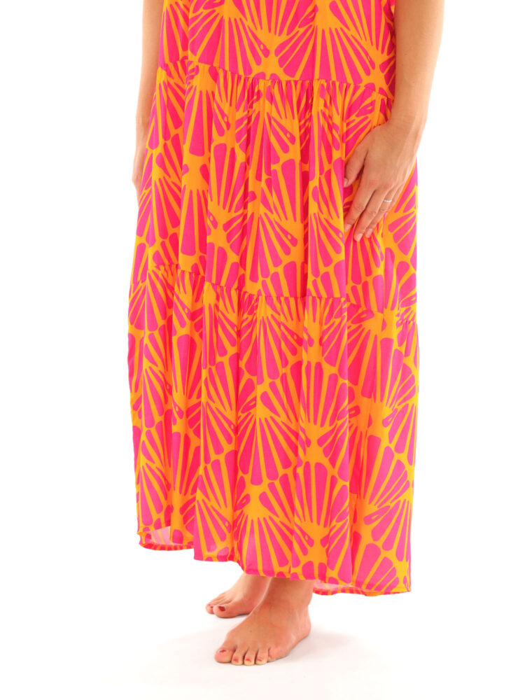 lange-jurk-in-oranje-met-fuchsia-print-en-korte-mouwen-van-savinni