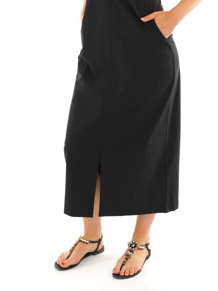 mouwloze-lange-travel-jurk-van-mi-piace-in-egaal-zwart