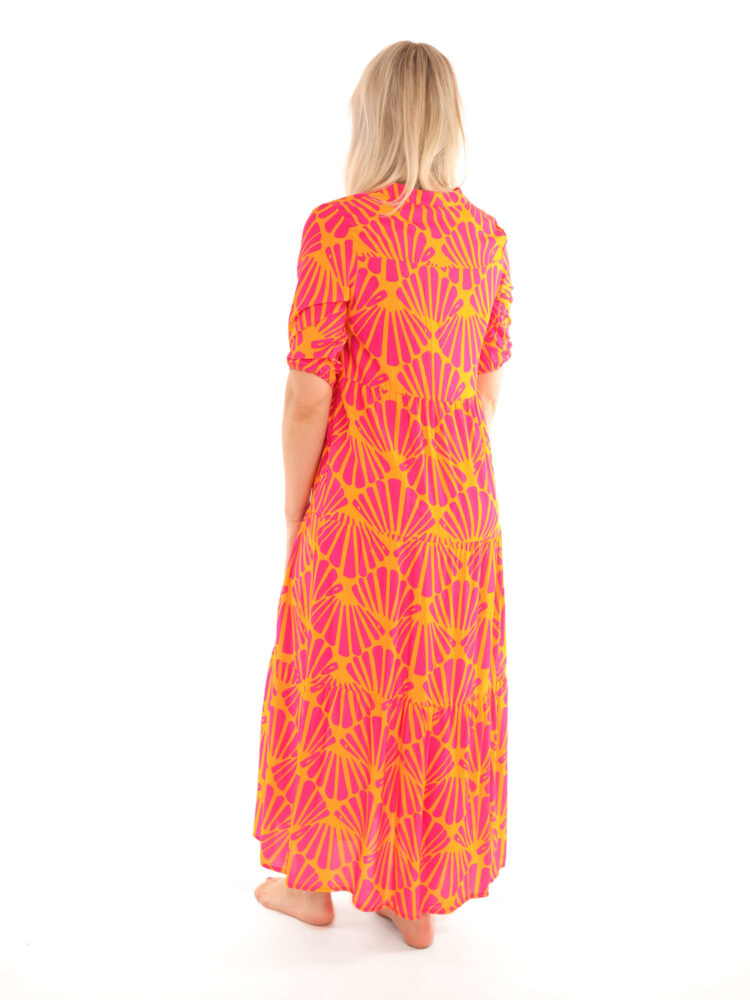 oranje-savinni-jurk-lang-met-fuchsia-print-en-korte-mouw