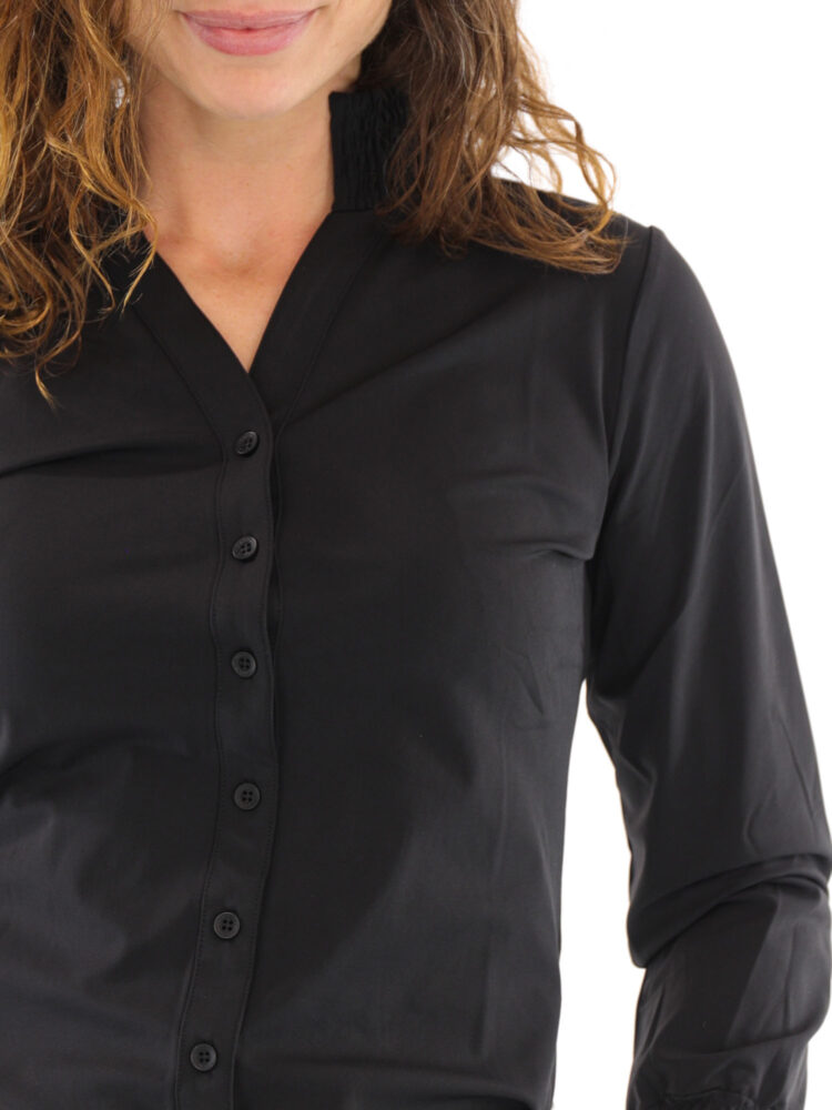 ruffle-travel-blouse-bibi-van-daelin-in-egaal-zwart-gekleurd