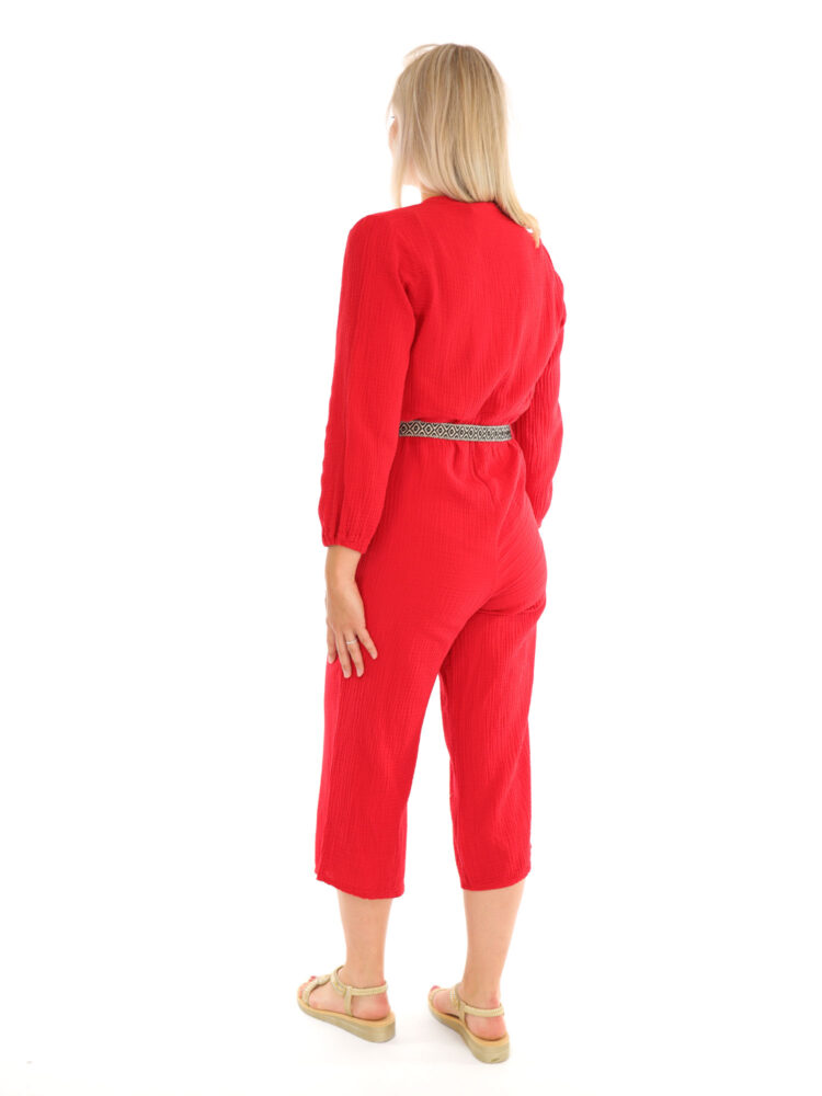 savinni-strand-jumpsuit-in-egaal-rood-met-tailleband