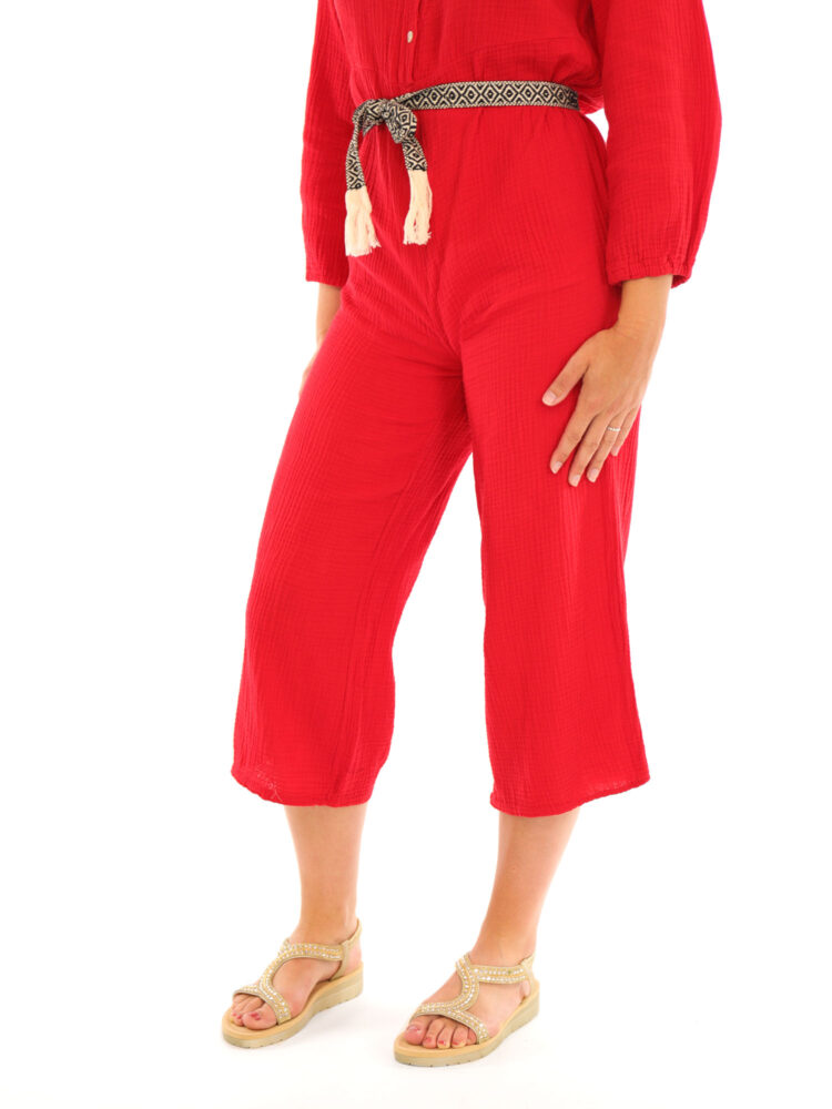 wijde-jumpsuit-van-savinni-in-rood-met-tailleband