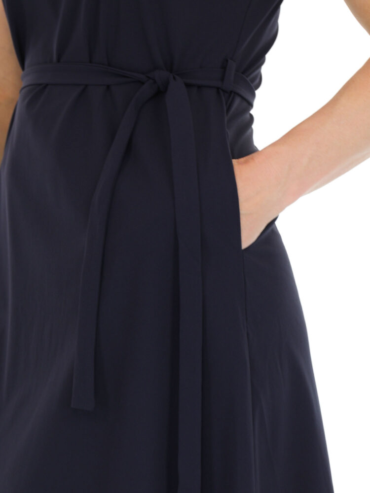 donkerblauwe-travel-jurk-zonder-mouwen-van-mi-piace-met-v-halsje