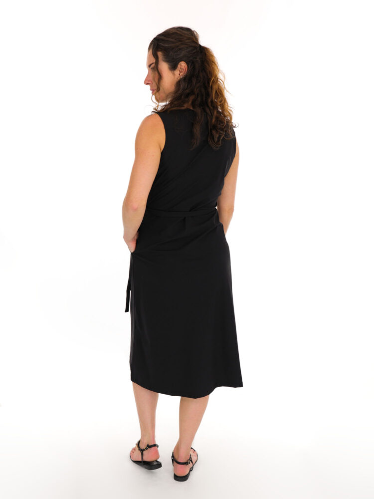 tailleband-travel-jurk-van-mi-piace-zonder-mouw-met-vhals-in-zwart