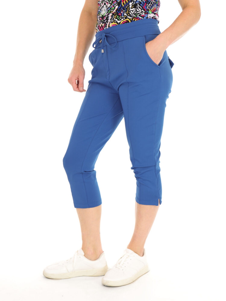 thombiq-capribroek-van-travelstof-in-egale-jeans-blauwe-kleur