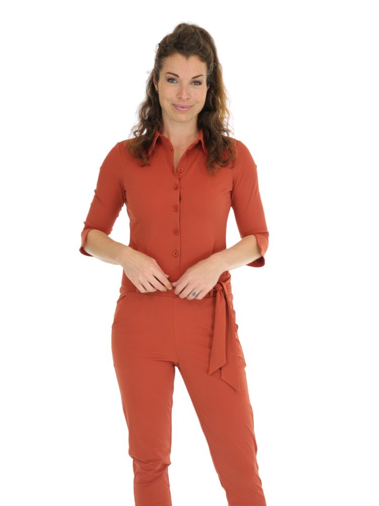 travel-jumpsuit-mi-piace-202033-in-rust-kleur