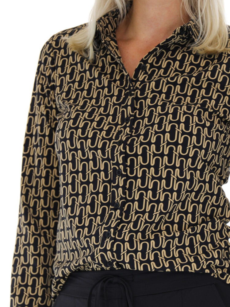 60840-geprinte-travel-blouse-van-mi-piace-in-zwart-en-camel