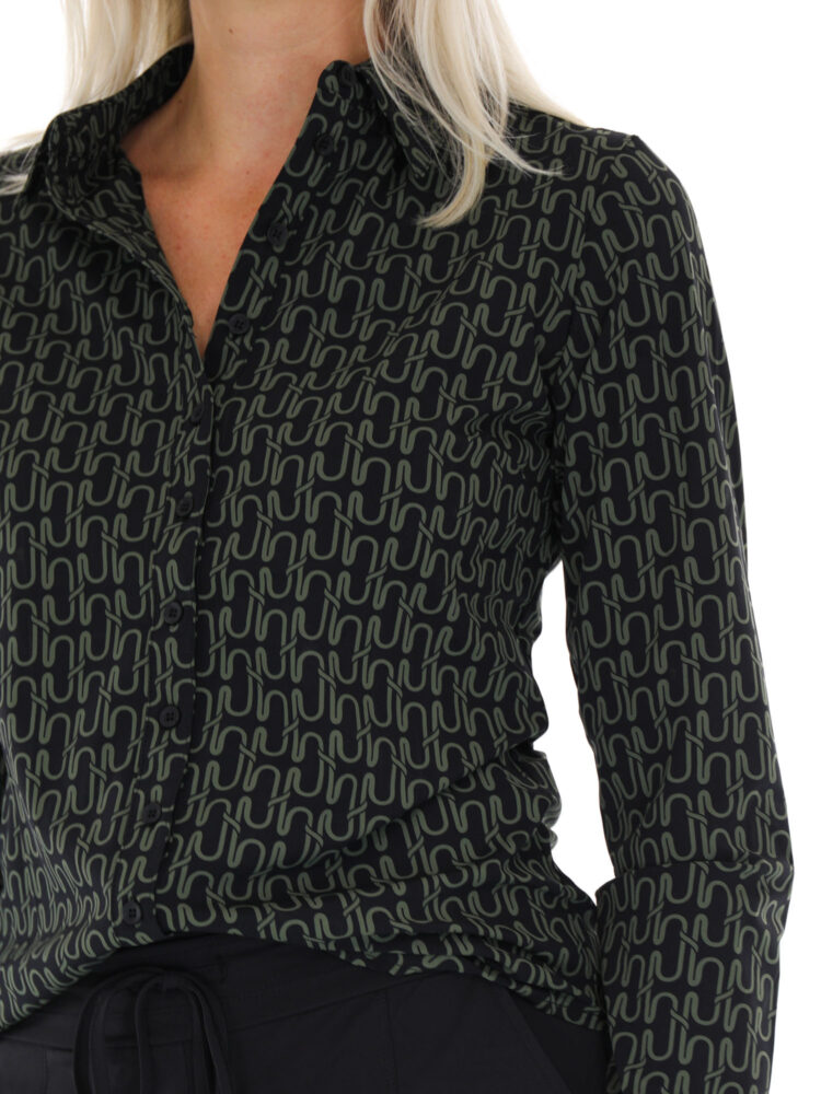 60840-travel-blouse-van-mi-piace-in-zwart-donkegroene-print