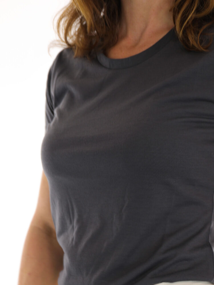 donkergrijs-shirt-van-100-duurzaam-gerecycled-polyester