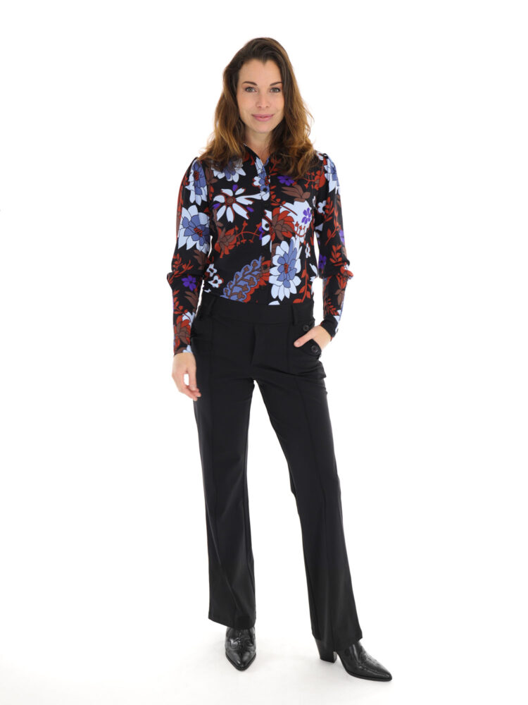 zwarte-travelstof-blouse-met-strakke-mouwen-en-bloemenprint-mi-piace-202354