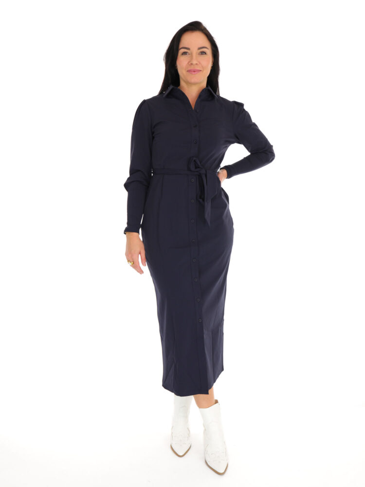 dark-blue-travelstof-jurk-geknoopt-met-tailleband-van-mi-piace-202364