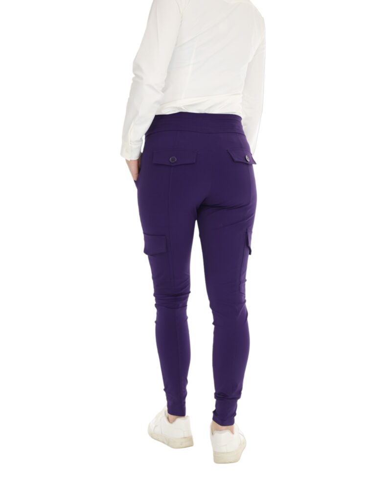 donkerpaarse-cargo-broek-van-travelstof-slim-fit-van-mi-piace