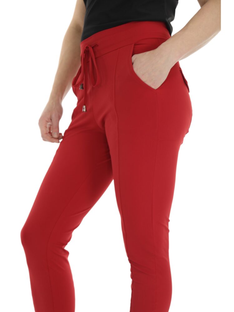 winter-kwaliteit-travel-broek-in-egaal-rood-van-mi-piace