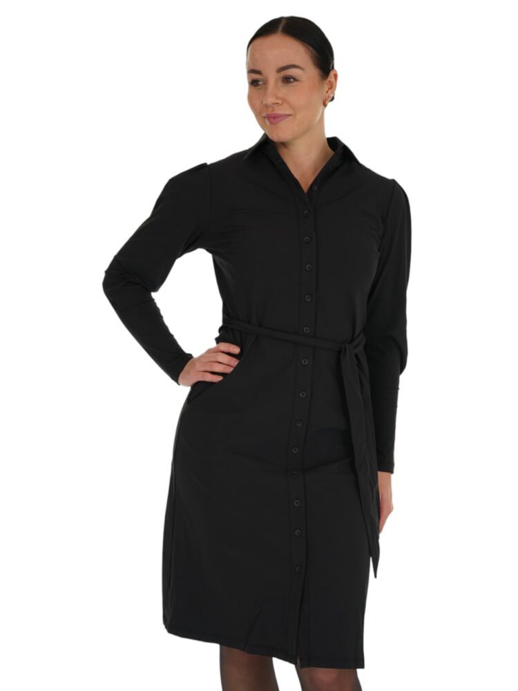 Zwarte-doorgeknoopte-travelstof-jurk-met-tailleband-en-pofmouw-van-Mi-Piace-202327