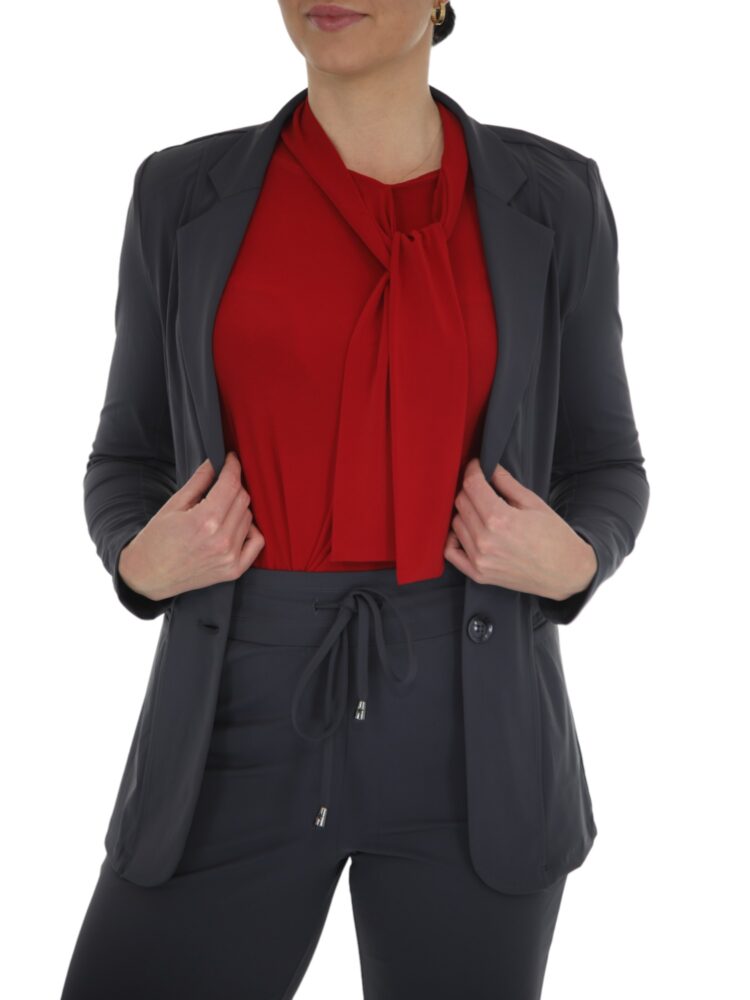 blouse-egaal-rood-met-Mi-Piace-pak-egaal-dark-grey