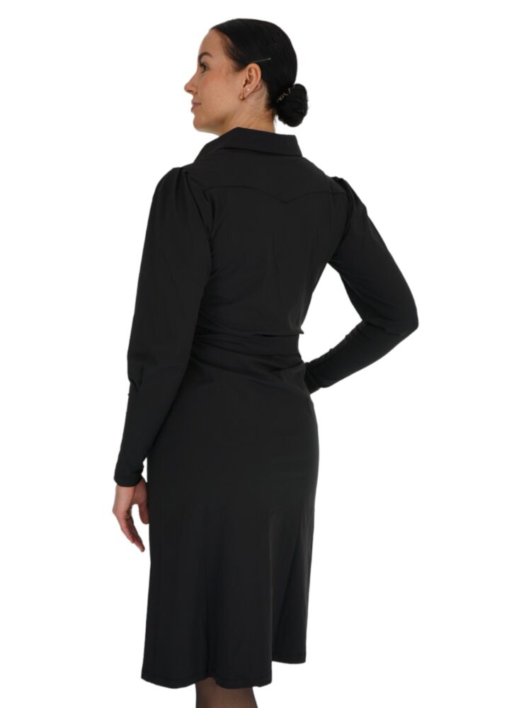 jurk-met-knopen-tailleband-en-pofmouw-van-mi-piace-in-het-zwart-202327
