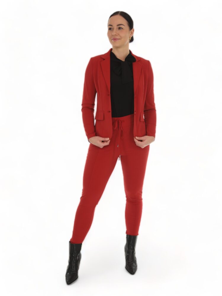 rode-travelstof-outfit-van-mi-piace-met-zwarte-blouse-en-strik-detail