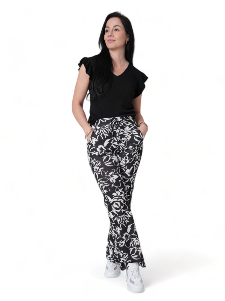 Zwart-witte-straight-broek-met-bloemenprint