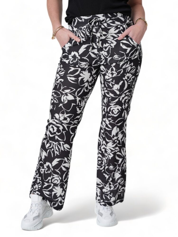 straight-broek-met-zwart-witte-bloemenprint