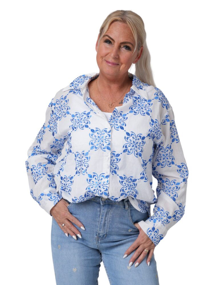 blauw-bloem-geborduurd-wit-blouse