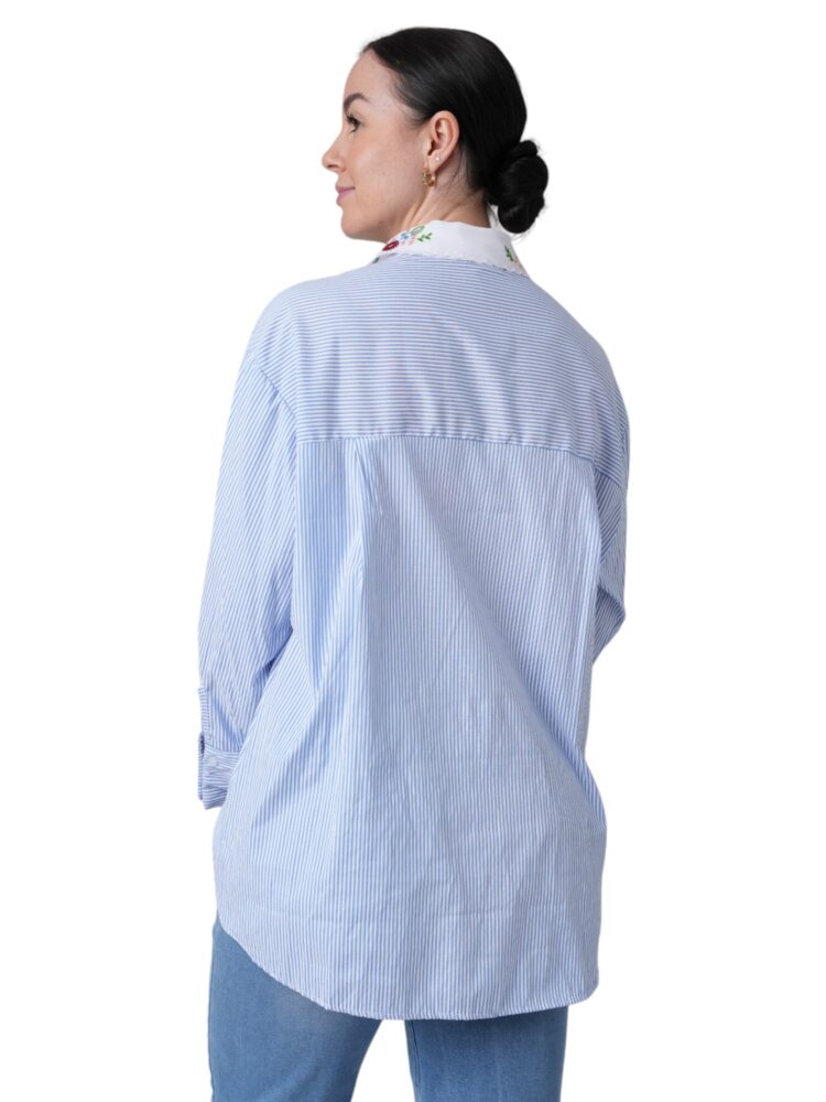 kraag-bloem-geborduurd-blauw-wit-blouse